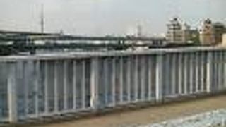 川幅が広い隅田川の眺めをたっぷり楽しめる橋です