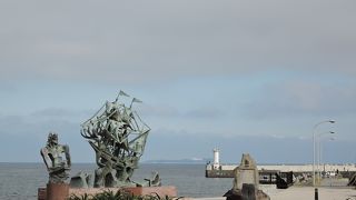 伊東港に立つモニュメント