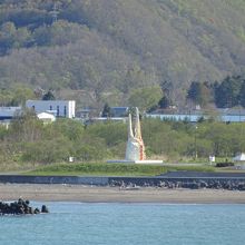 「オホーツクタワー」の氷海展望塔から見たオブジェ