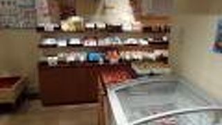 コンパクトな店ですが