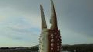 紋別市のカントリーサインにもなっています （カニの爪 オブジェ）