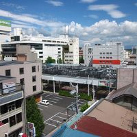 窓からは広小路商店街や藤丸百貨店が観えます