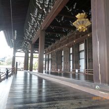 古いけれど磨かれて輝く床。