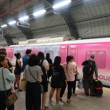 電車到着、ただし座れません