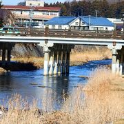 擬宝珠のある木製の橋