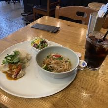 選べるハーフ&ハーフ（カオマンガイとセンレックセーン）