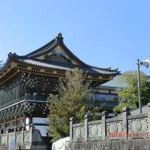 駐車場方向から見た門