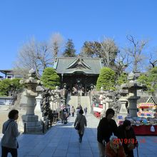 それほど大きくない門です