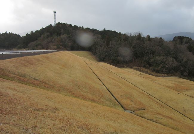 打上調整池として造られた人造湖、貯水された水は分水嶺を越え三重用水に供給されるので「水嶺湖」と命名