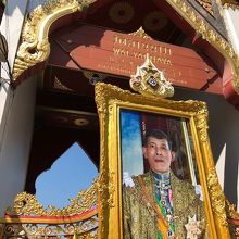 お寺の入り口にはラーマ１０世の肖像画が
