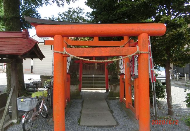 飯能駅そばの小さい本堂に小さい鳥居のお稲荷様