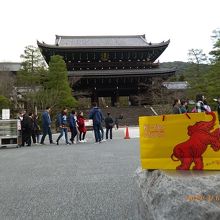 荘厳かつ威圧感のある正面山門