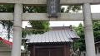 街道沿いの神社