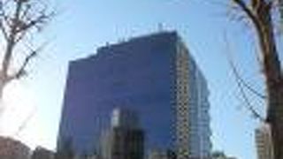 ガラス張りでスタイリッシュなビル