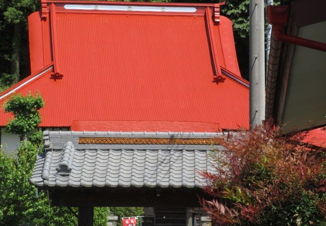 赤い屋根の