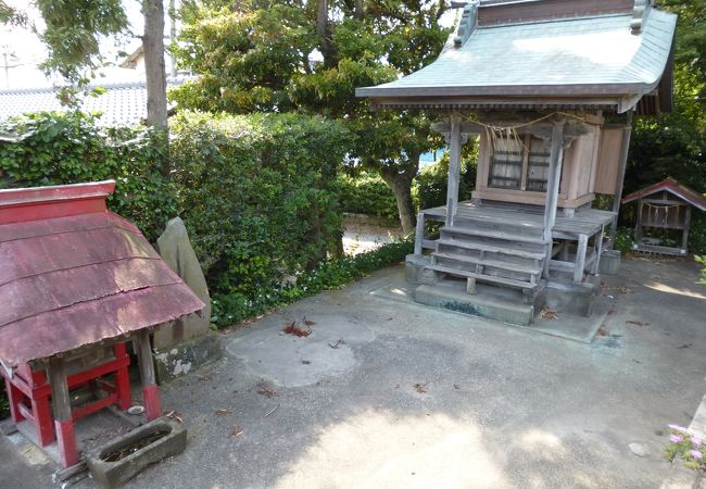 利根川のほとりに佇む小さな神社