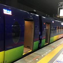 関西空港にて車両の外観。