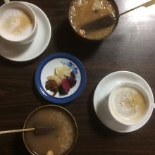 ドリンクバーのコーヒー、茶粥、こんにゃく、漬物。