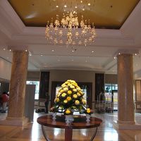 ホテルのロビ－はピカピカで飾られたお花が奇麗！