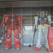 ガンダムとシャア専用ザグ
