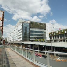 正面のビル。右端が黒崎駅