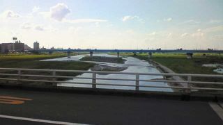 多摩川周辺の広々とした青空や河川敷の風景を見渡せる橋