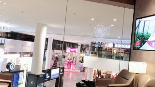 開放感のあるラウンジ