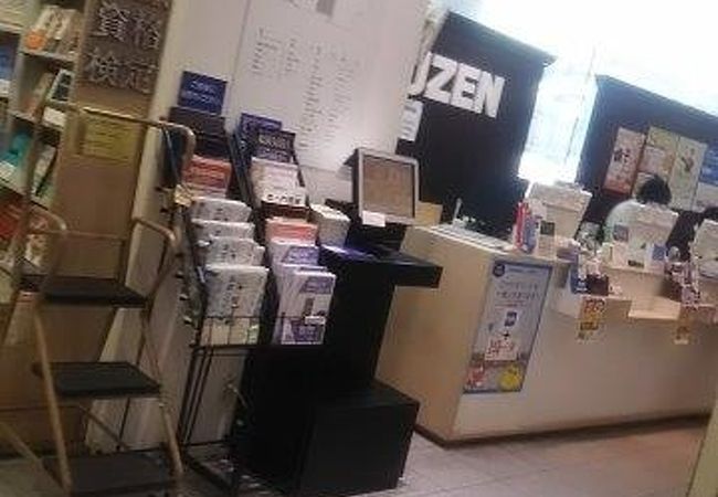 本屋さんで CD や DVD なども販売