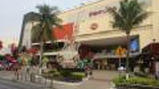 レストランやお土産屋などが入るショッピングセンター