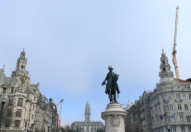 リベルダーデ広場の真ん中の騎馬像