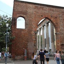 サン・ロレンツォ・マッジョーレ教会側の門