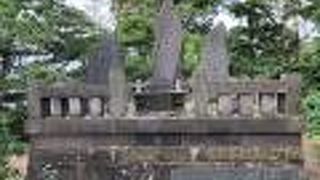 ３つの石碑が残っている