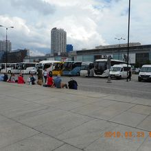 各方面行のバス待ちの人達