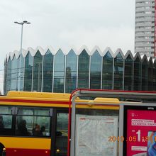 ポーランド銀行の丸い建物の前がロータリーになっている