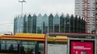 市内を走っている広い通りの一つでメトロの中央駅の上を走っていました