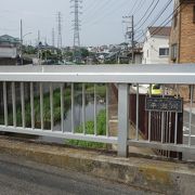 川崎の住宅地を流れる川