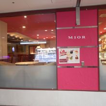 阪急梅田の三番街にあります。