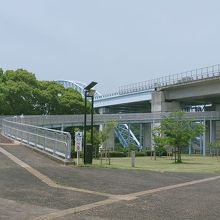 駐車場から歩道へ