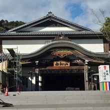 比較的新しい建物が並ぶ