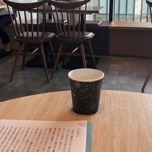 広いテーブル席に