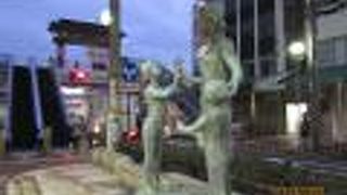 下関駅から直行、釜山門とエレベータ下の通りの親子像が印象的でした。