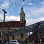 ベルン駅前にある中世建造の教会