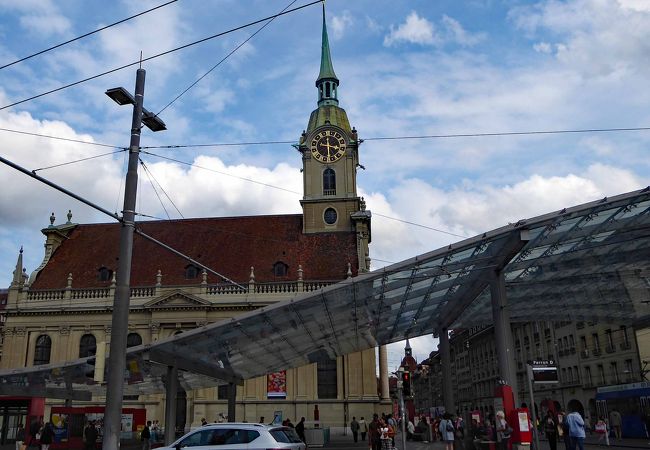 ベルン駅前にある中世建造の教会