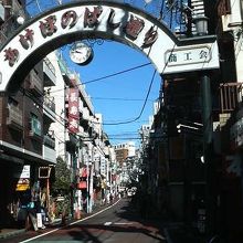 ゲートの先に生活感あふれる商店街