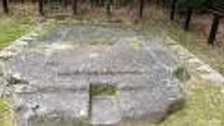 墳墓の石棺の一部といわれる