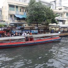 橋の上から見た船着場