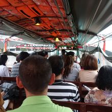 橋の下をくぐる