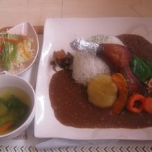 燻し家カレー（1400円）の様子