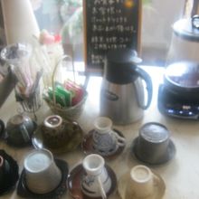 食後のコーヒーはセルフで、好きなカップを選んで頂けます