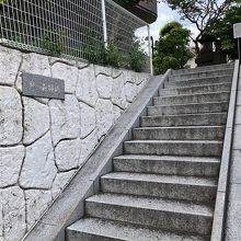 通りから拝殿への階段